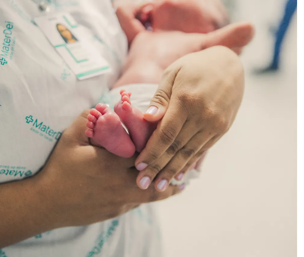 Enfermeira segurando bebê na maternidade Mater Dei