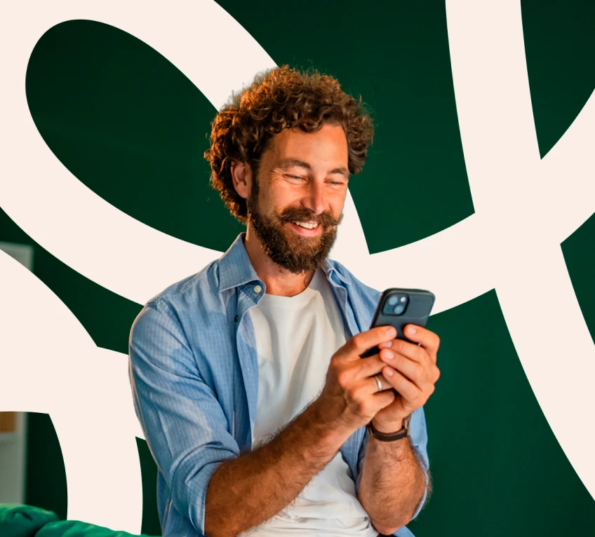 Homem de barba com o celular